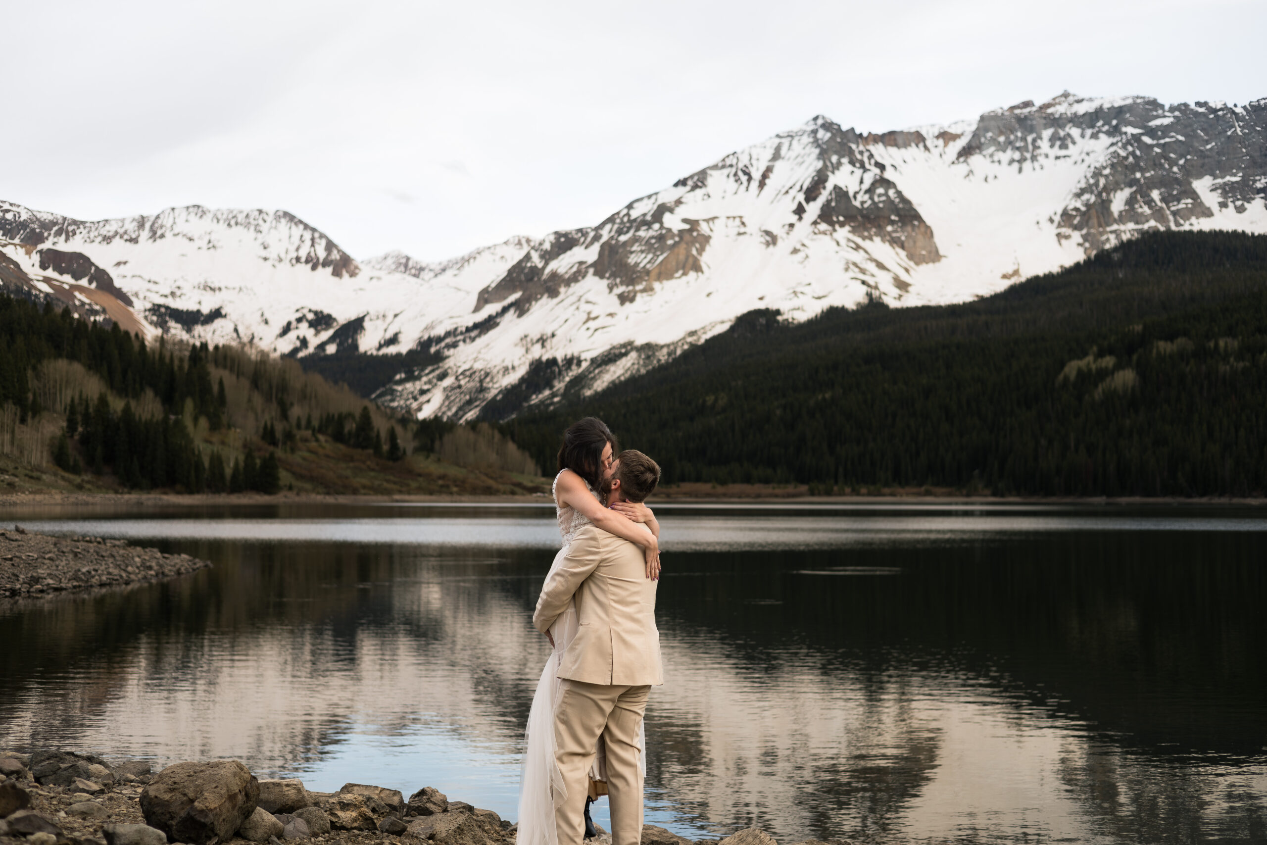 Telluride CO elopement by a lake
